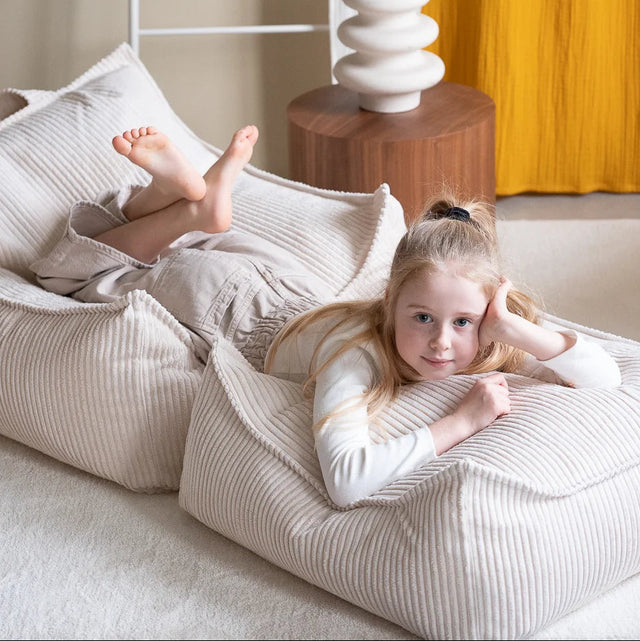Mueble Puf Infantil Cuadrado de Pana Blanco Crema con acabado blanco, acabado crema en ambiente de estilo nórdico