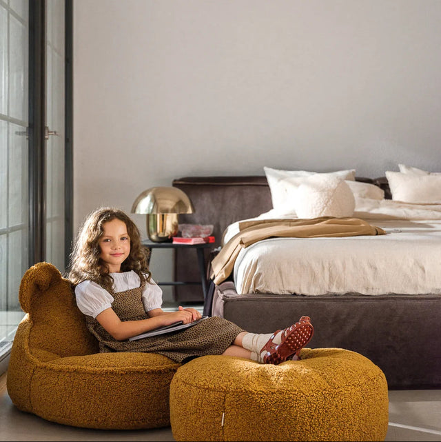 Mueble Puf Redondo de Borreguito Marrón en ambiente de estilo nórdico