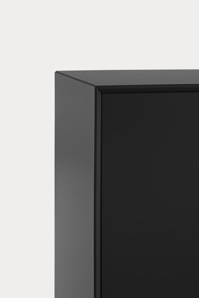 Aparador Platt 220 Negro con acabado negro en ambiente de estilo nórdico