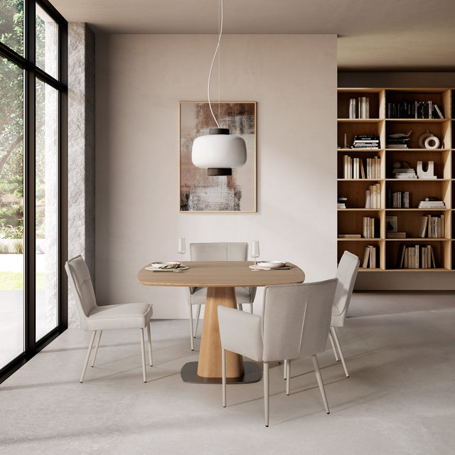 Sillón Vesta Crema y patas crema, en ambiente de salón