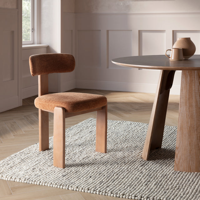 Mesa de comedor redonda Zuri 120 cm Roble lavado, en ambiente de comedor desde otro ángulo