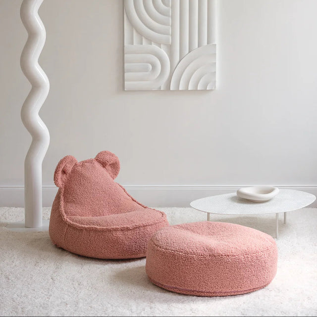 Mueble Puf Redondo de Borreguito Rosa en ambiente de estilo nórdico