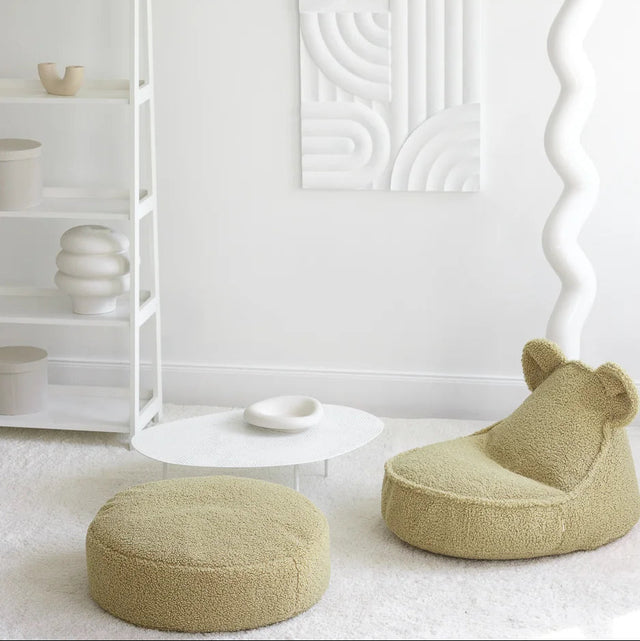Mueble Puf Redondo de Borreguito Verde con acabado verde en ambiente de estilo nórdico