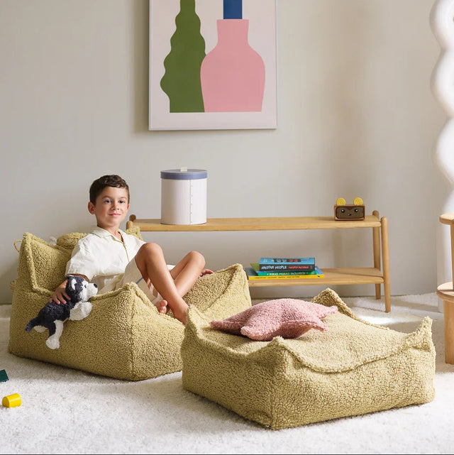 Silla Set Puf Infantil Silla + Cuadrado de Borreguillo Verde con acabado verde en ambiente de estilo nórdico