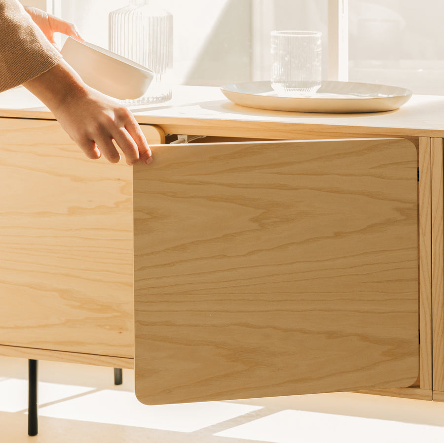 Mueble TV Penxat 240 Natural - 6 puertas con estructura metálica detalle para comedor de estilo nórdico