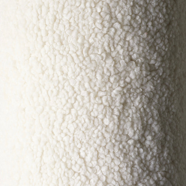 Mueble Puf Infantil Osito de Borreguillo Blanco Crema con acabado blanco, acabado crema en ambiente de estilo nórdico
