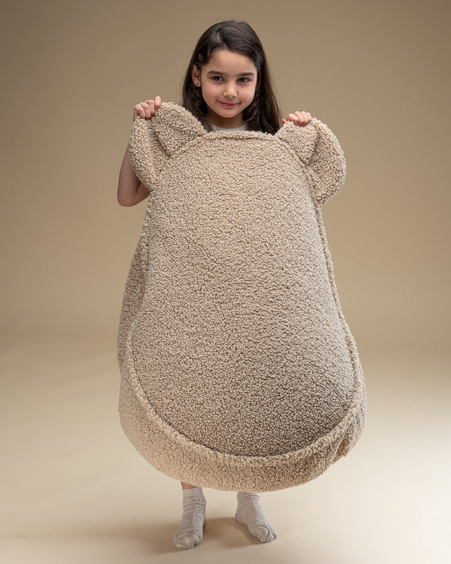 Mueble Puf Infantil Osito de Borreguillo Crema con acabado beige, acabado crema vista frontal de estilo nórdico