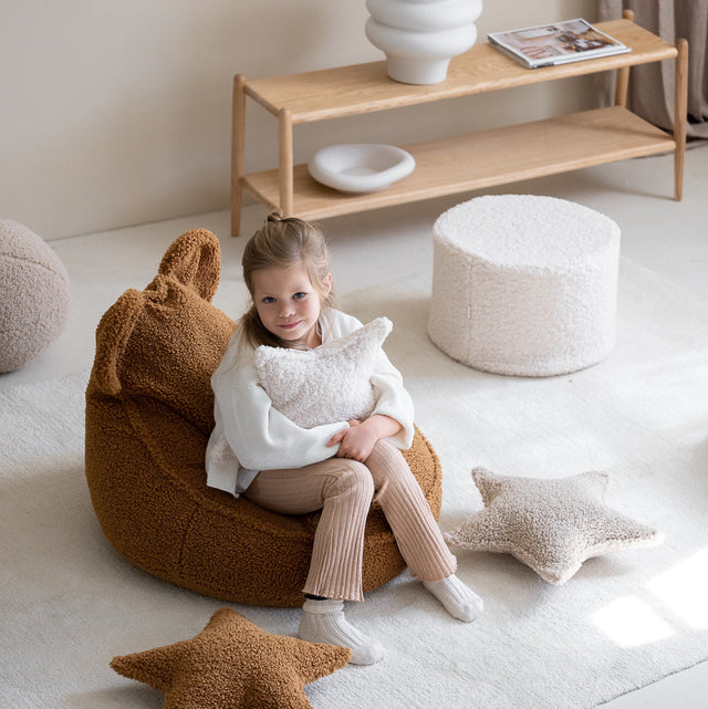 Mueble Puf Infantil Osito de Borreguillo Crema con acabado crema vista frontal de estilo nórdico