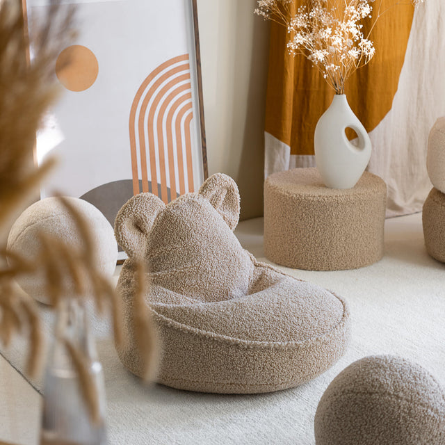 Mueble Puf Infantil Osito de Borreguillo Crema con acabado beige, acabado crema vista lateral de estilo nórdico