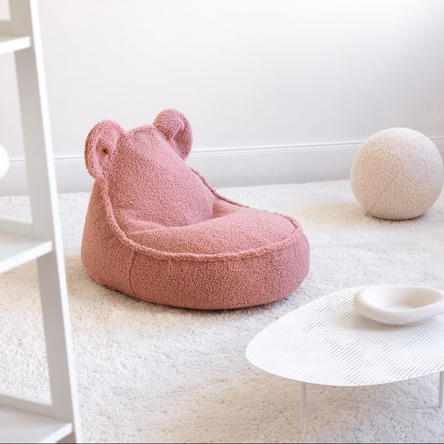 Mueble Puf Infantil Osito de Borreguillo Crema con acabado crema vista lateral de estilo nórdico