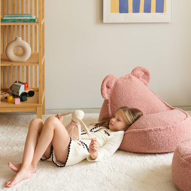 Mueble Puf Infantil Osito de Borreguillo Crema con acabado crema vista lateral de estilo nórdico