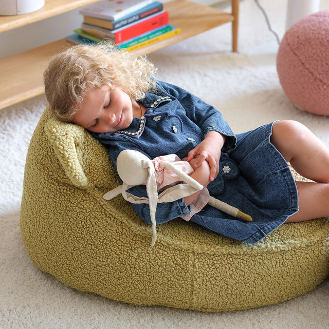 Mueble Puf Infantil Osito de Borreguillo Crema con acabado crema, acabado verde vista lateral de estilo nórdico