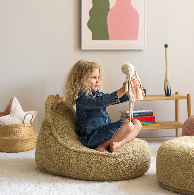 Mueble Puf Infantil Osito de Borreguillo Crema con acabado crema, acabado verde vista lateral de estilo nórdico