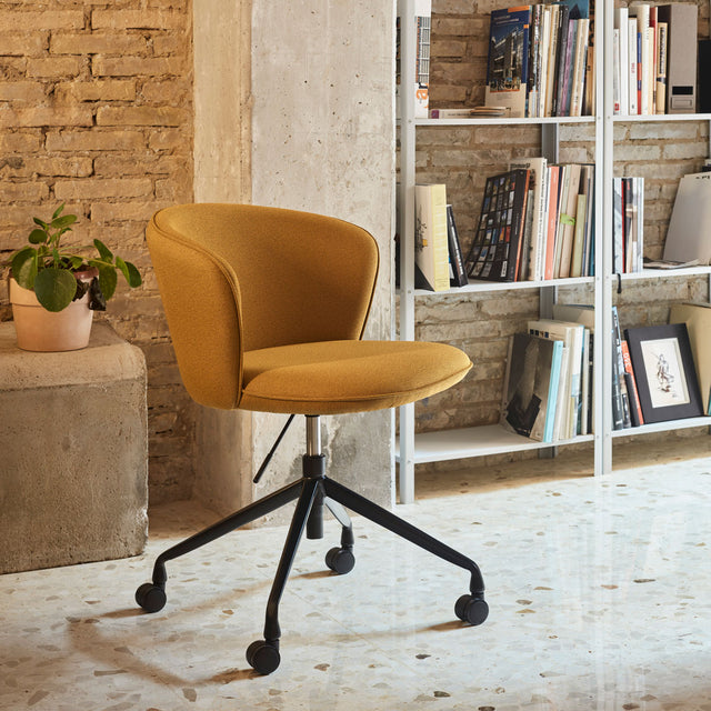 Silla Giratoria 360º ADD Mostaza Con Ruedas vista lateral de estilo nórdico