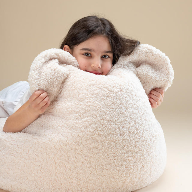 Mueble Puf Infantil Osito de Borreguillo Crema con acabado crema detalle de estilo nórdico