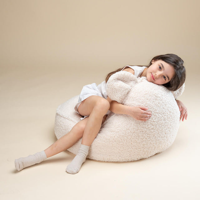 Mueble Puf Infantil Osito de Borreguillo Crema con acabado crema detalle de estilo nórdico