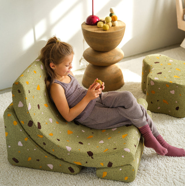 Sillón infantil tejido terrazo Luna con acabado verde, tejido en ambiente de estilo nórdico