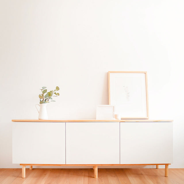 Mueble de diseño en madera natural en espacio de estilo nórdico