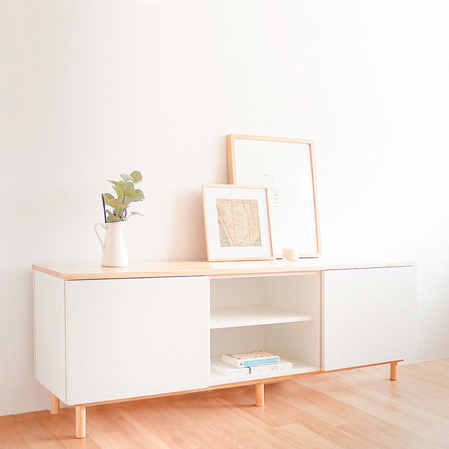 Mueble de diseño en madera natural en espacio de estilo nórdico