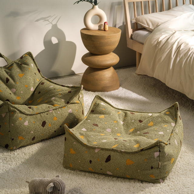 Sofá Puf Infantil Sugar Terrazo con acabado verde en ambiente de estilo nórdico