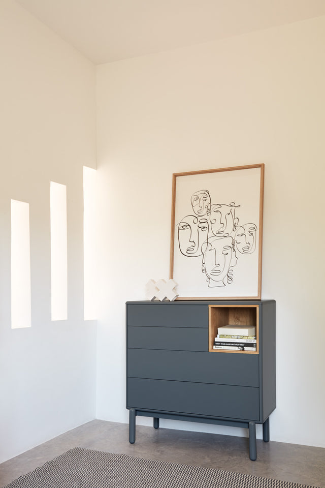 Cómoda Corvo 90 Gris Antracita con acabado gris en ambiente de estilo nórdico