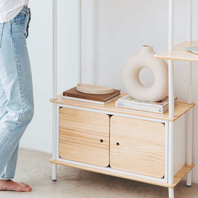 Vista lateral Módulo de Almacenaje Liure lacado blanco y puertas madera pino natural en estantería Liure recibidor Slowdeco
